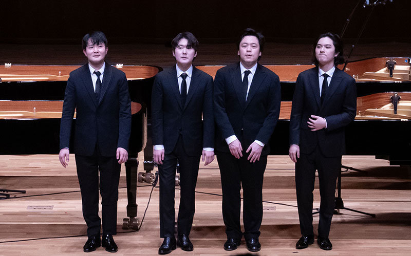 지난 25일 서울 서초구 예술의전당 콘서트홀에서 열린 ‘아산 정주영 서거 25주기 추모 음악회 : 이어지는 울림’에서 피아니스트 선우예권(왼쪽부터), 조성진, 김선욱, 임윤찬이 연주를 마치고 관객들에게 인사하고 있다. (사진=현대차그룹 제공) 2026.02.26.