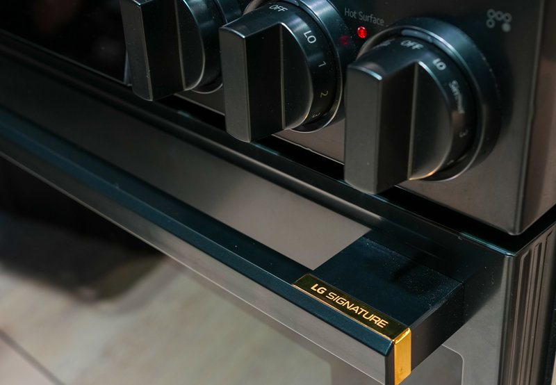 절제된 디자인으로 고급감을 극대화한 LG 시그니처 후드(위 사진)와 오븐레인지(아래 사진).