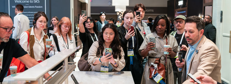 ‘KBIS 2026’ 관람객들이 SKS 히든인덕션과 일체형 후드를 관람하고 있다.