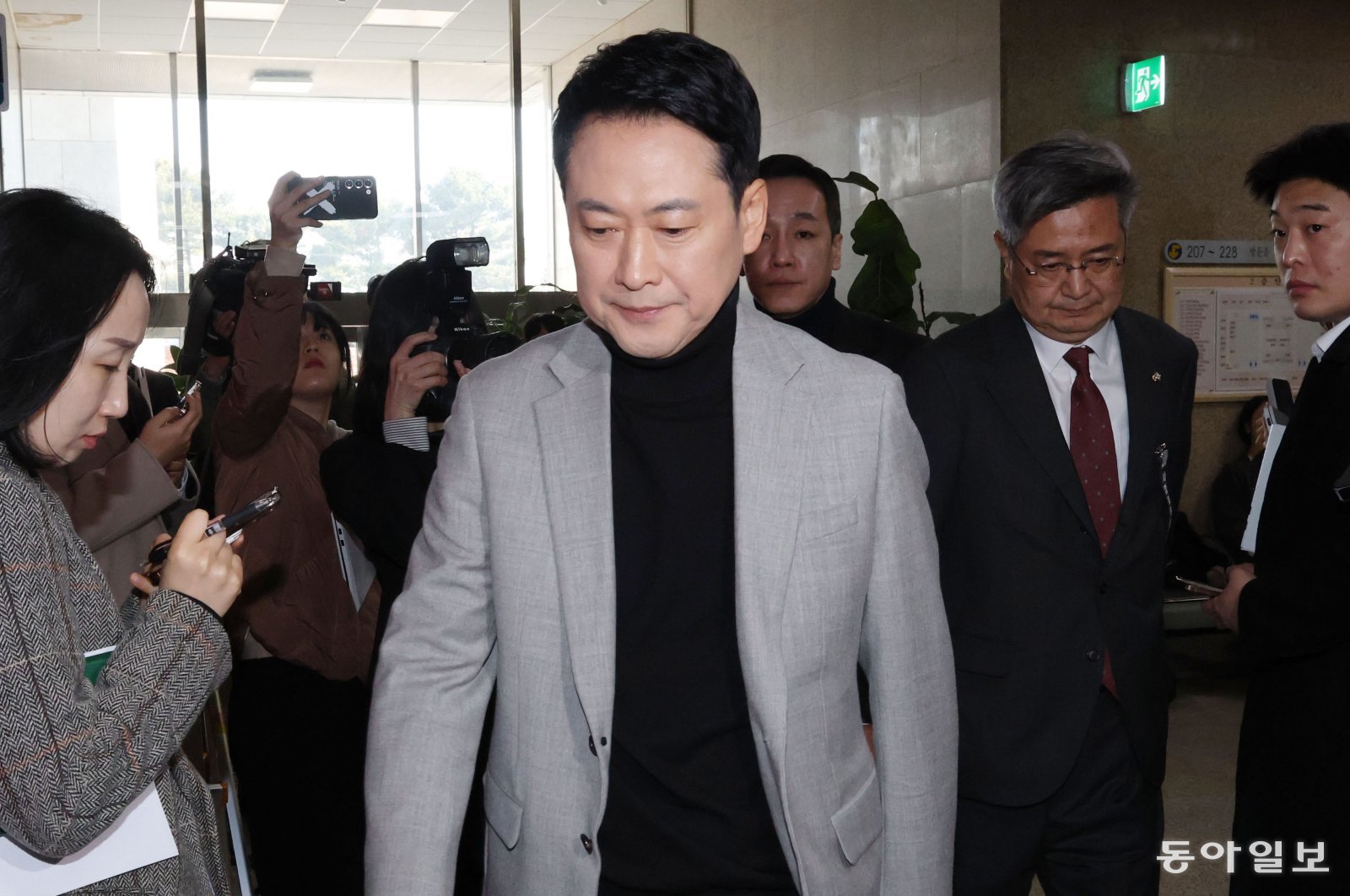 장동혁 국민의힘 대표가 26일 오전 서울 여의도 국회에서 중진의원들과 면담을 하기위해 이동하고 있다. 이훈구 기자 ufo@donga.com