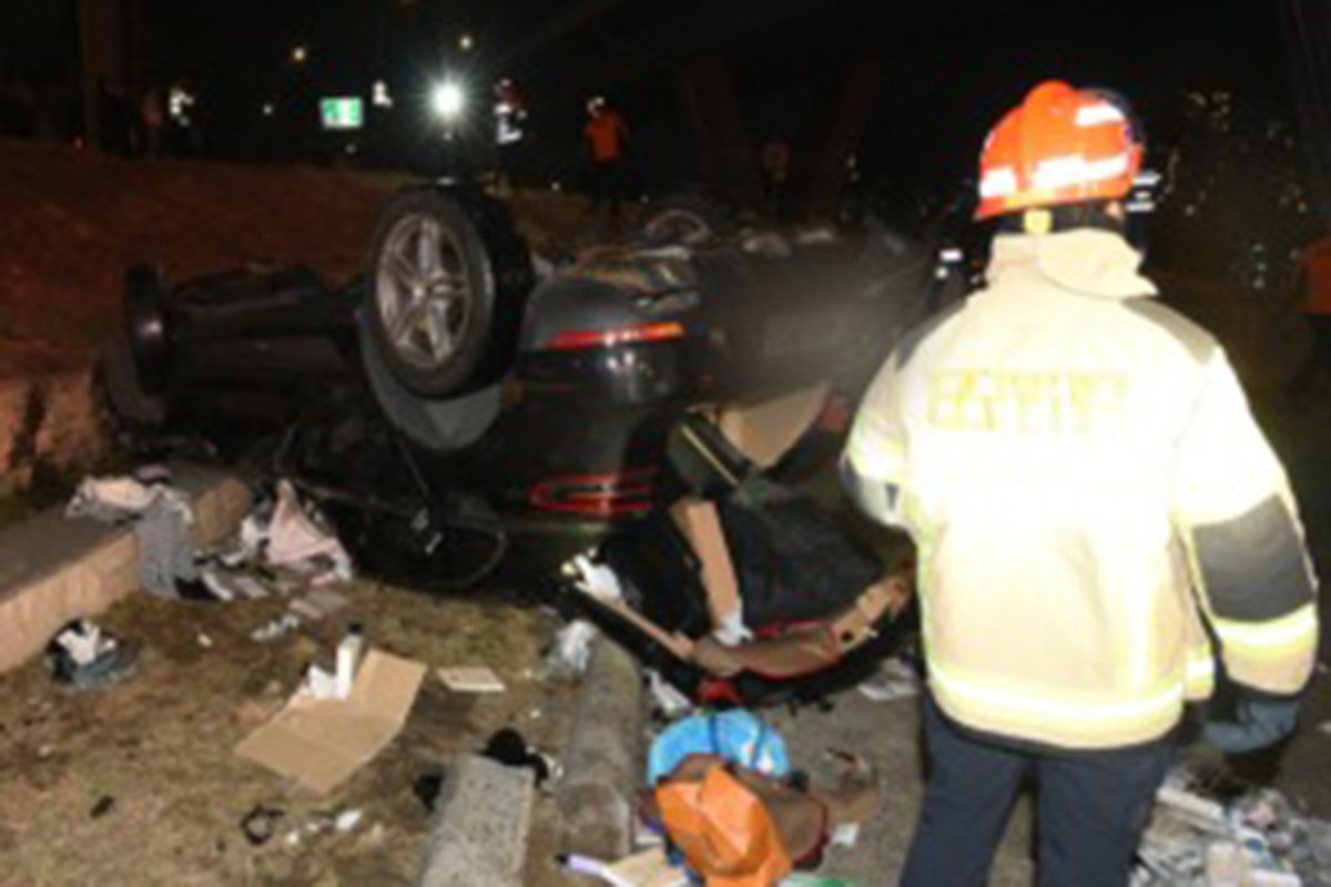 지난 25일 오후 8시 44분쯤 반포대교에서 주행하던 포르쉐 차량이 강변북로를 주행 중이던 벤츠 차량 위로 떨어진 뒤 잠수교까지 추락해 운전자를 포함한 2명이 다치고 차량 4대가 파손되는 사고가 발생했다. 서울 용산경찰서는 사고를 낸 포르쉐 차량에서 프로포폴 주사제와 진정마취용 약물, 일회용 주사기 등을 발견하고 운전자인 30대 여성 A 씨를 이날 자정 40분쯤 긴급체포했다. 2026.2.26 뉴스1/용산소방서 제공