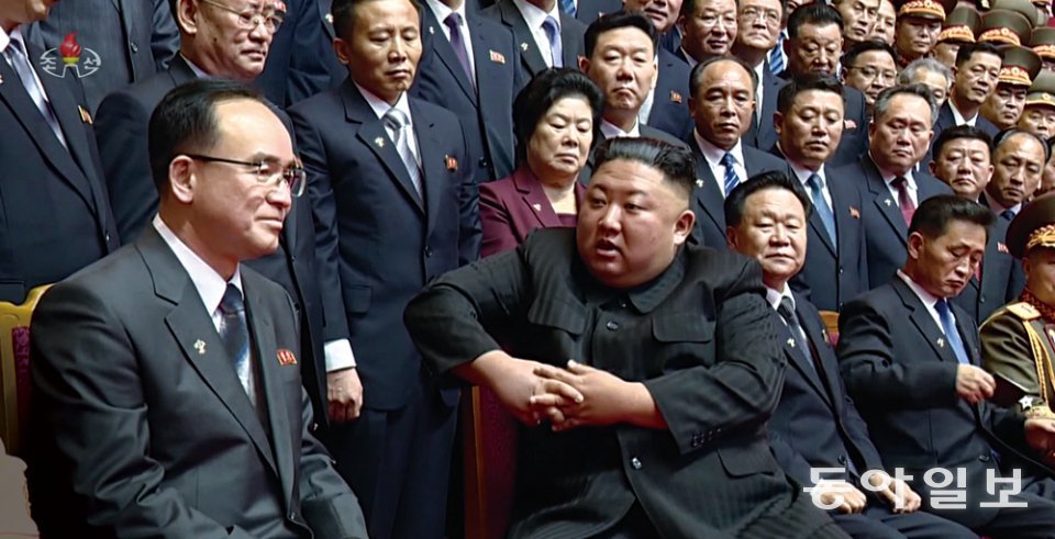 2021년 제8차 노동당 대회 기념사진 촬영장에서 김정은(앞줄 왼쪽에서 두 번째)이 조용원(앞줄 왼쪽)을 향해 이야기하는 모습을 최룡해(앞줄 왼쪽에서 세 번째)가 지켜보고 있다. 김정은의 양팔 노릇을 한 조용원과 최룡해는 각각 자기 아들의 목숨을 빚졌다는 공통점도 갖고 있다. 조선중앙방송 캡처