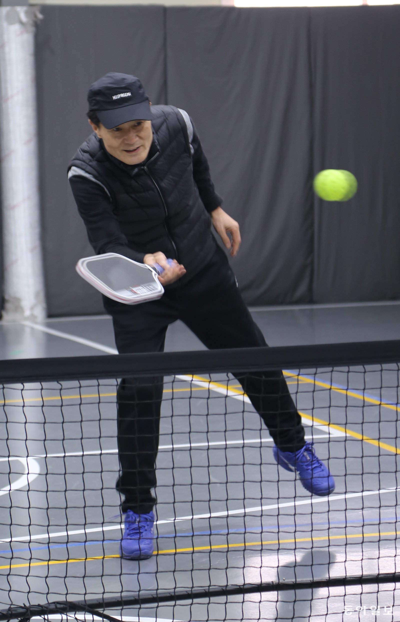 박철진 씨가 경기 고양시 일산동구 식사동 피클볼 코트에서 패들로 공을 받아 넘기고 있다. 고양=양종구 기자 yjongk@donga.com