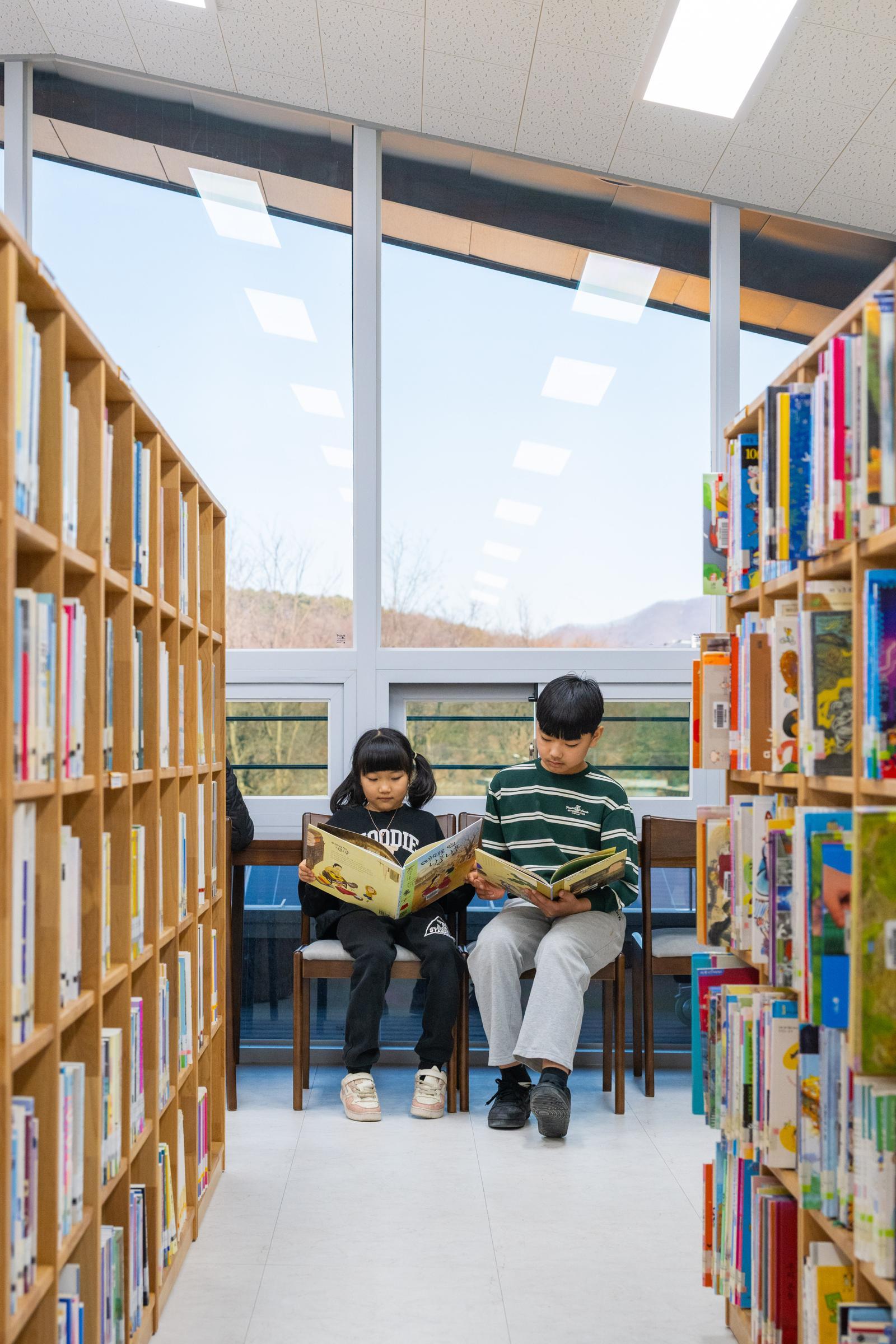 25일 문을 연 전북 완주군 ‘구이 모악작은도서관’에서 아이들이 그림책을 읽고 있다. 이 도서관은 전북도립미술관과 가까운 특성을 살려 갤러리 분위기를 조성했다. 작은도서관만드는사람들 제공