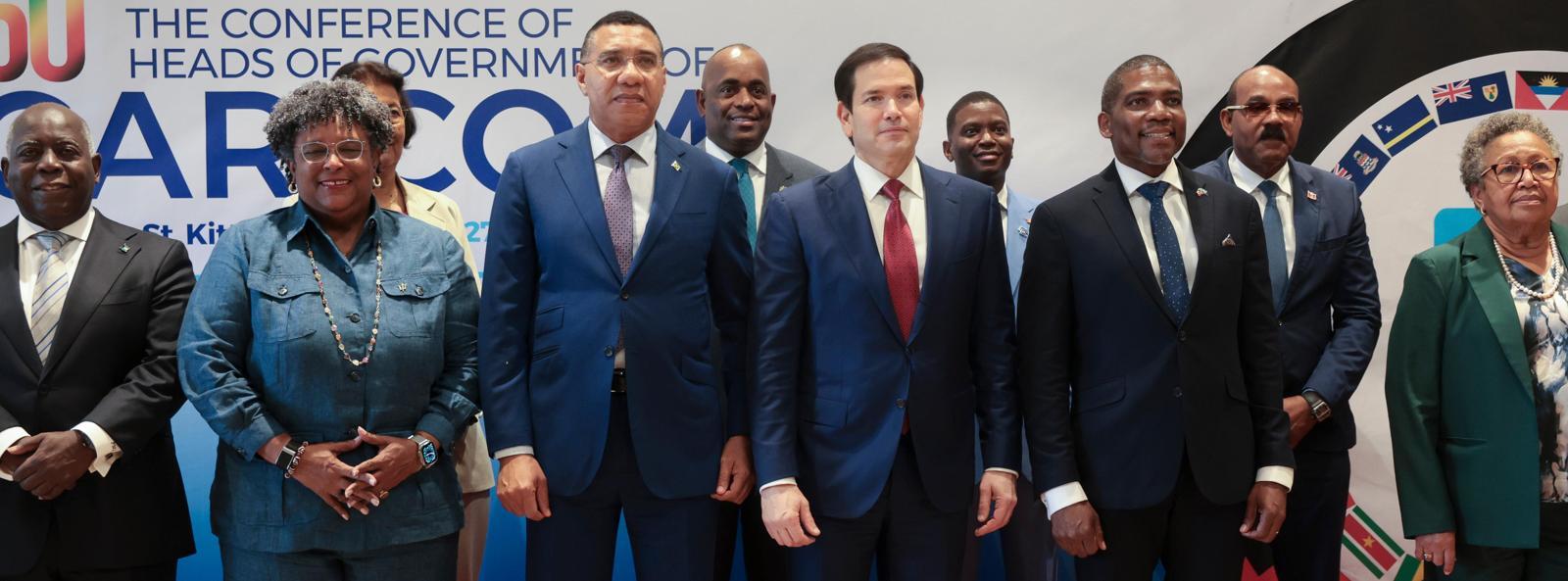 마코 루비오 미국 국무장관(앞줄 왼쪽에서 세 번째)이 25일 카리브해 세인트키츠네비스 바스테르에서 열린 카리브공동체(카리콤) 정상회의에서 사진 촬영을 하고 있다. 루비오 장관은 이날 참석한 중남미 주요국에 미국과의 협력을 강화하라고 압박했다. 바스테르=AP 뉴시스