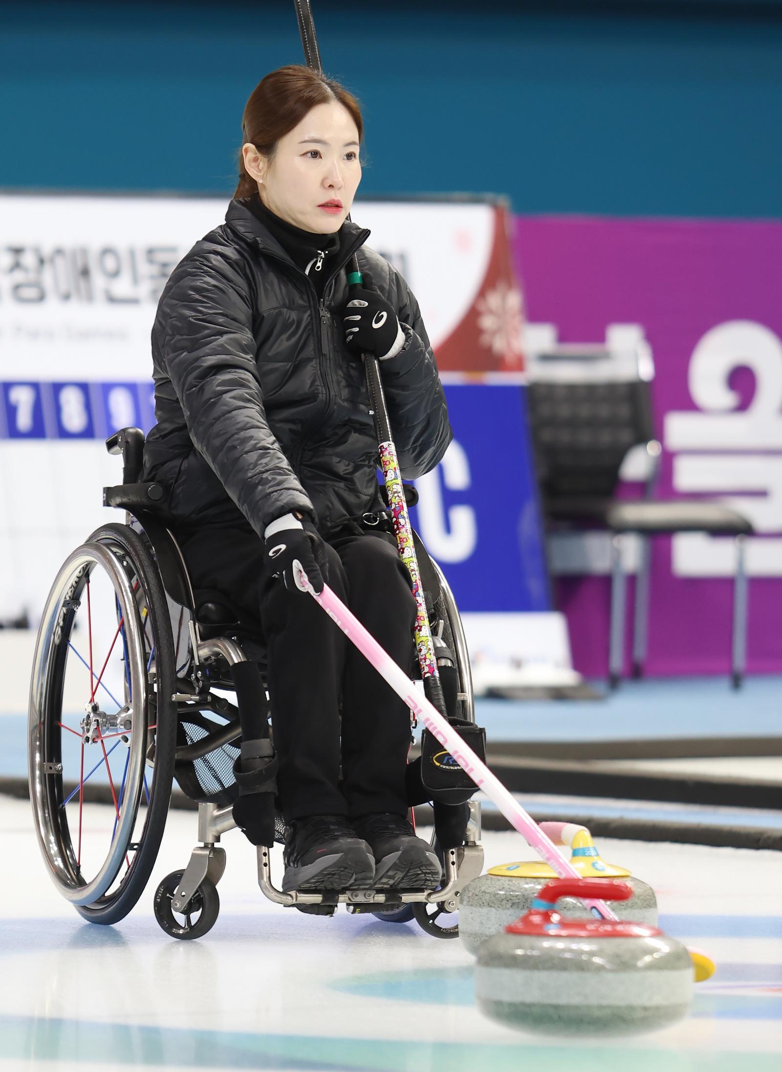 2026 밀라노-코르티나담페초 겨울패럴림픽(장애인올림픽)이 다음 달 7일 오전 4시 개회식을 시작으로 열흘간의 열전을 시작한다. 5개 종목(바이애슬론, 스노보드, 알파인스키, 크로스컨트리스키, 휠체어컬링)에 선수 20명이 출전하는 한국은 금 1개, 동메달 1개로 종합 순위 20위 안에 드는 것을 목표로 삼았다. 사진은 백혜진(휠체어컬링) 모습. 대한장애인체육회 제공