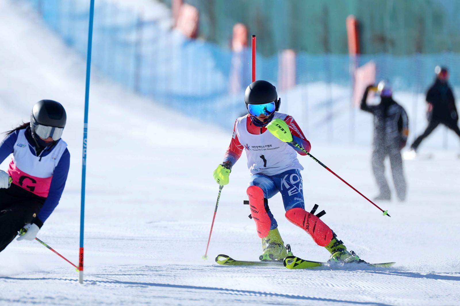 2026 밀라노-코르티나담페초 겨울패럴림픽(장애인올림픽)이 다음 달 7일 오전 4시 개회식을 시작으로 열흘간의 열전을 시작한다. 5개 종목(바이애슬론, 스노보드, 알파인스키, 크로스컨트리스키, 휠체어컬링)에 선수 20명이 출전하는 한국은 금 1개, 동메달 1개로 종합 순위 20위 안에 드는 것을 목표로 삼았다. 사진은 최사라(알파인스키) 모습. 대한장애인체육회 제공