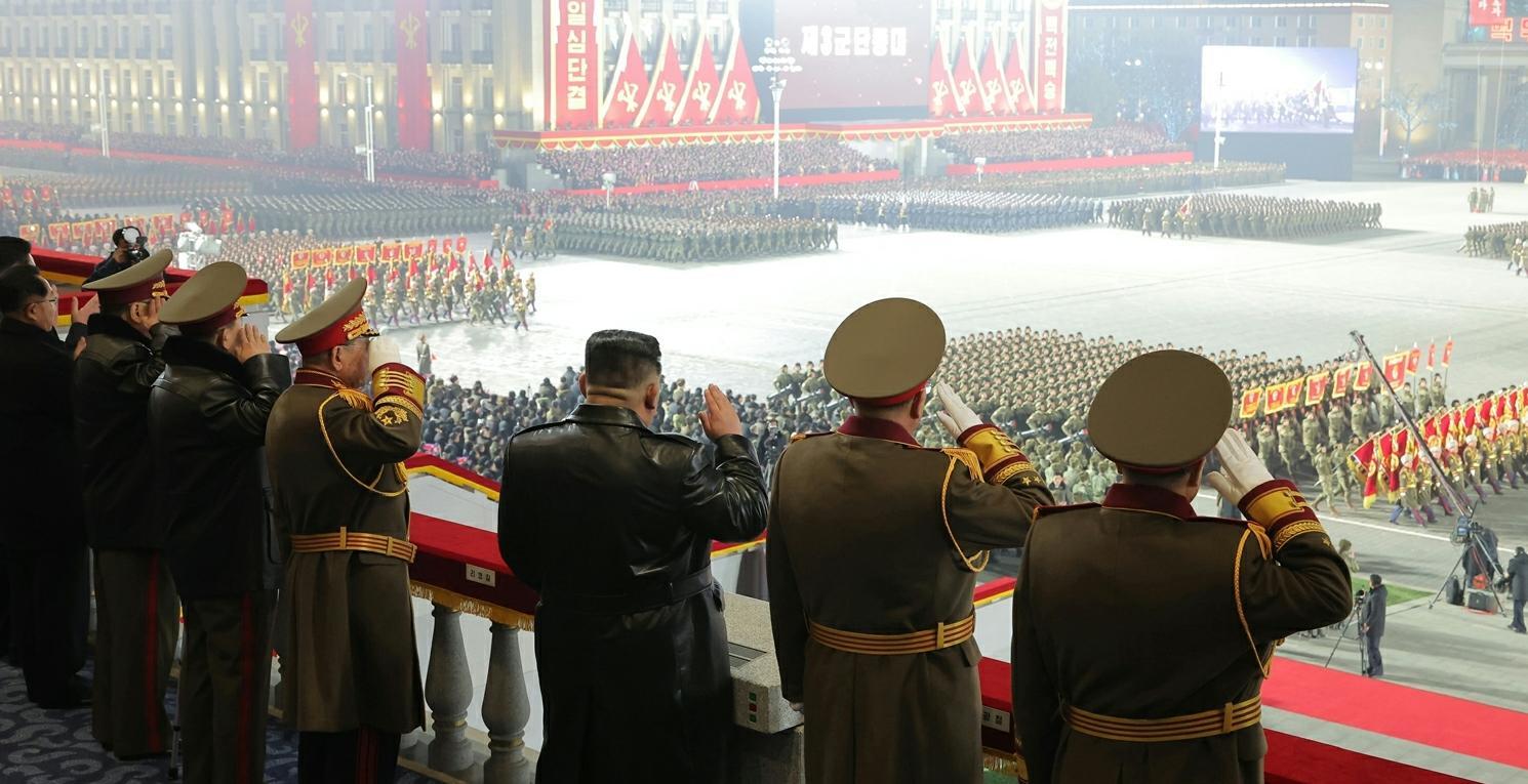 北, 당대회 기념 열병식
김정은 북한 국무위원장(오른쪽에서 세 번째)이 25일 평양 김일성광장에서 열린 열병식에서 군부대를 사열하고 있다. 조선중앙통신에 따르면 이번 열병식에는 무기나 장비 없이 50개 도보종대와 열병 비행종대가 참가했다. 노동신문 뉴스1