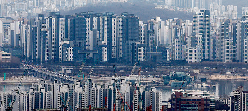 26일 서울 중구 남산에서 서초구 일대 한강변 아파트 모습이 내려다보이고 있다. 이날 발표된 한국부동산원 주간 아파트 가격 동향에서 강남, 서초, 송파, 용산구 아파트 값이 하락세로 돌아섰다. 뉴시스