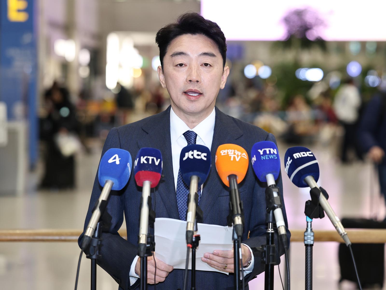 강훈식 청와대 비서실장이 26일 오후 전략경제협력 특사 자격으로 아랍에미리트(UAE) 방문을 마치고 인천국제공항을 통해 귀국한 뒤 기자회견을 하고 있다. 2026.2.26 인천공항=뉴스1