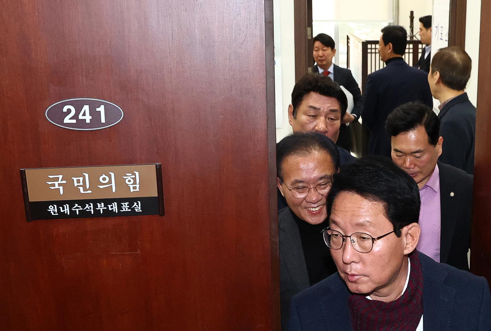 대구·경북 지역구 국민의힘 의원들이 26일 오전 서울 여의도 국회에서 열린 TK통합 관련 대구·경북 의원 회동을 마치고 이동하고 있다. 2026.02.26 서울=뉴시스