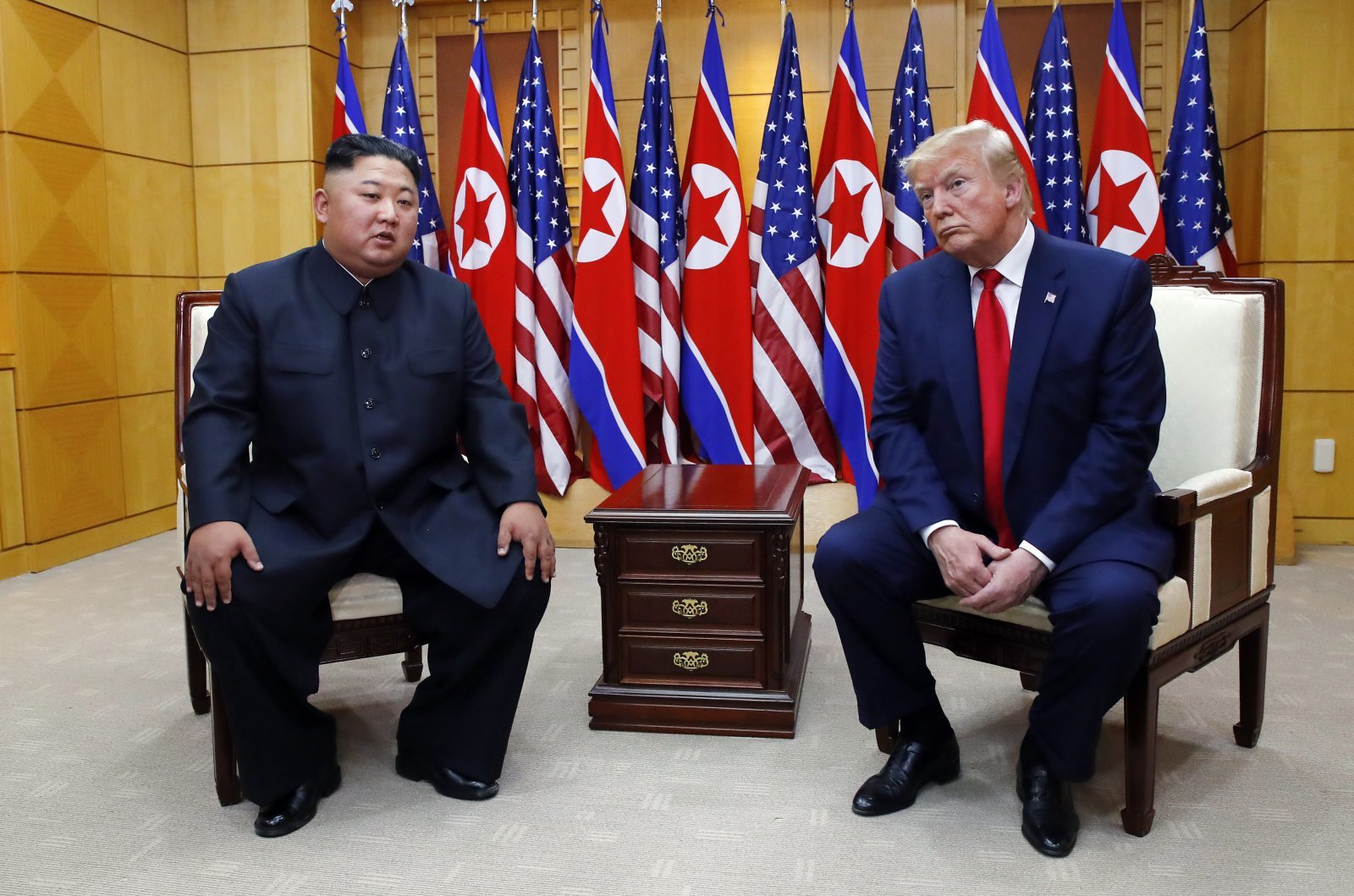 도널드 트럼프 미국 대통령과 김정은 북한 국무위원장이 30일 판문점 자유의 집에서 북-미 정상회담을 하고 있다. 2019.06.30.   【판문점=뉴시스】