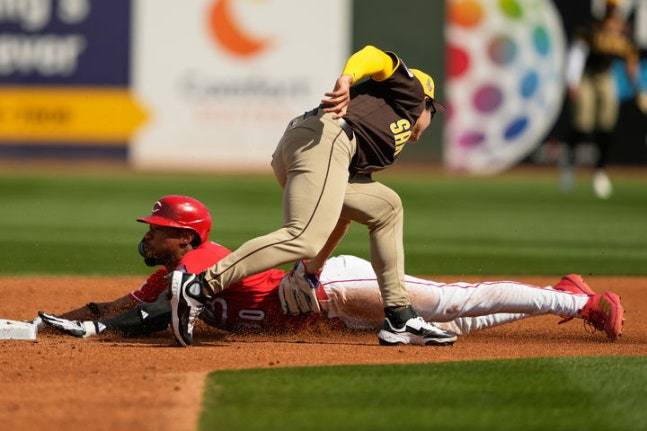 샌디에이고 파드리스의 2루수 송성문이 26일(현지 시간) 미 애리조나주 굿이어 볼파크에서 열린 신시내티 레즈와 시범경기 2회 말 수비하고 있다. 송성문은 6번 2루수로 선발 출장해 2타수 1안타 2볼넷 1삼진을 기록하며 7회 교체됐고, 팀은 10-11로 패했다. 2026.02.27 굿이어=AP 뉴시스