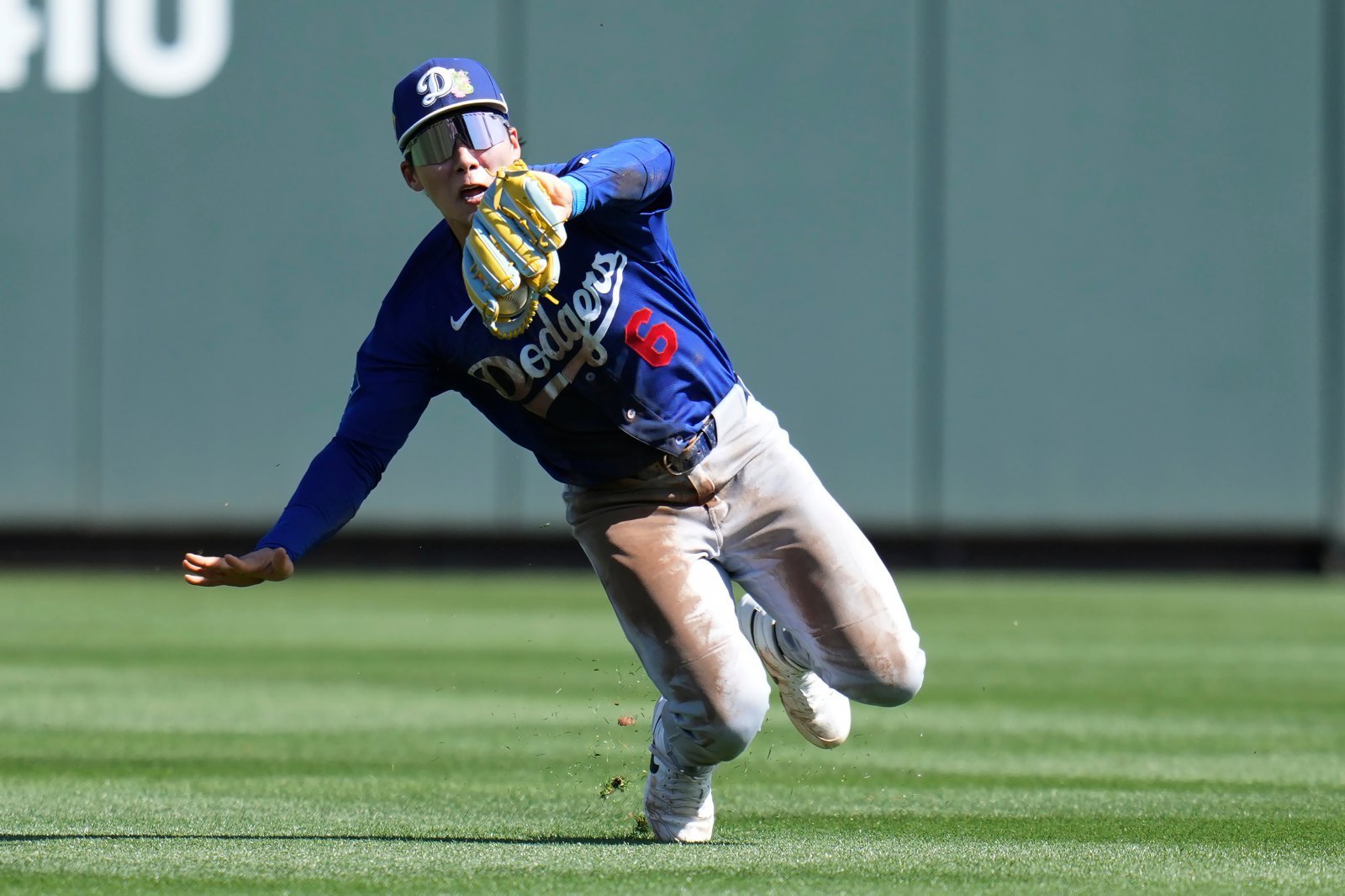 LA 다저스의 중견수 김혜성이 25일(현지 시간) 미 애리조나주 스코츠데일 솔트리버필드에서 애리조나 다이아몬드백스와 시범 경기 1회 말 몸을 날리며 뜬공을 잡고 있다. 김혜성은 5회 말 교체까지 3타수 2안타 1타점 1득점 2도루로 활약했고, 팀은 10-7로 승리했다. 2026.02.26 스코츠데일=AP 뉴시스