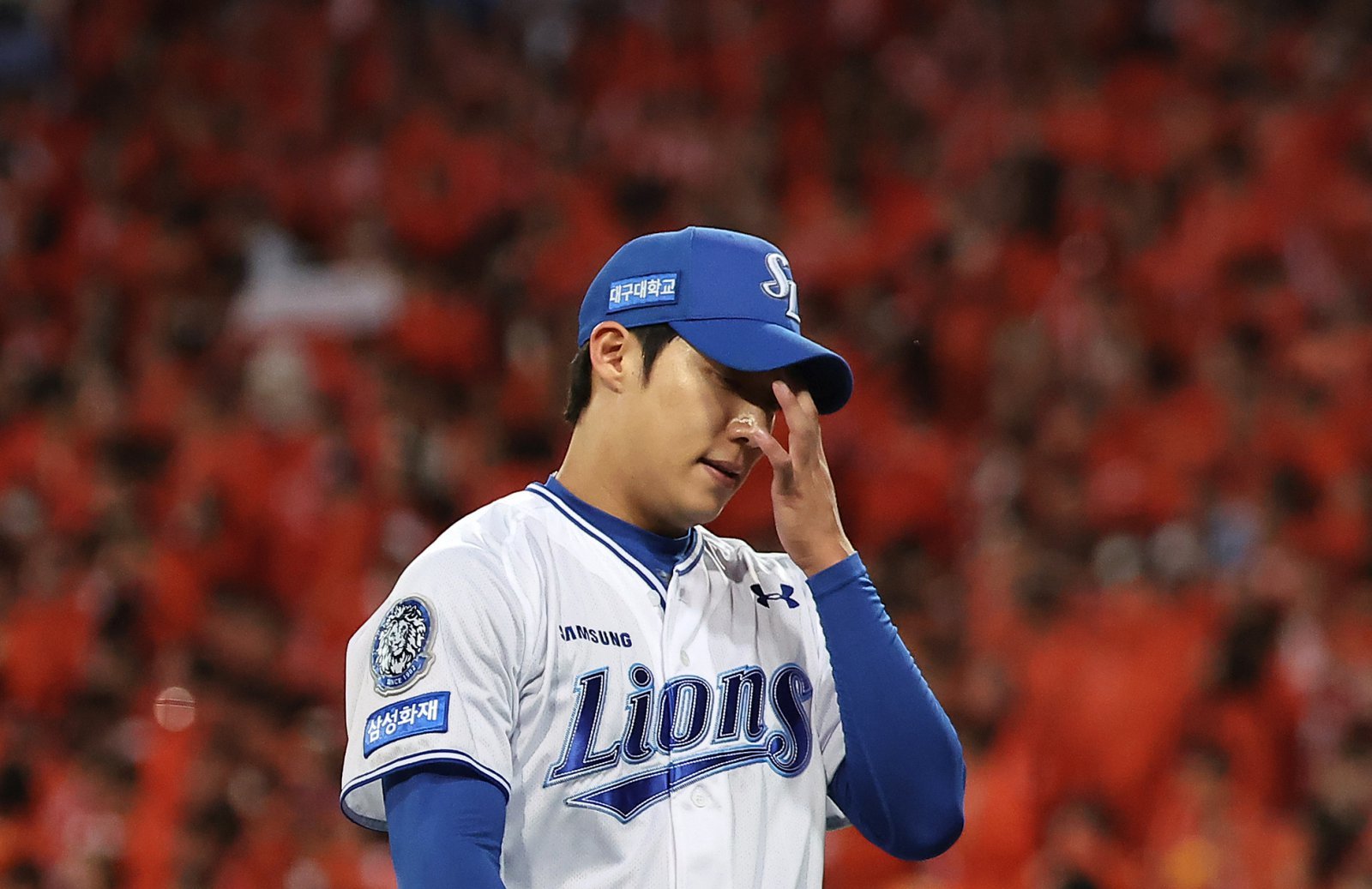 22일 오후 대구 삼성라이온즈파크에서 열린 프로야구 2025 신한 SOL뱅크 KBO 플레이오프 4차전 한화 이글스와 삼성 라이온즈의 경기, 5회초 스리런 홈런으로 3실점 허용한 삼성 선발 원태인이 아쉬운 표정을 지으며 더그아웃으로 향하고 있다. 2025.10.22 뉴스1