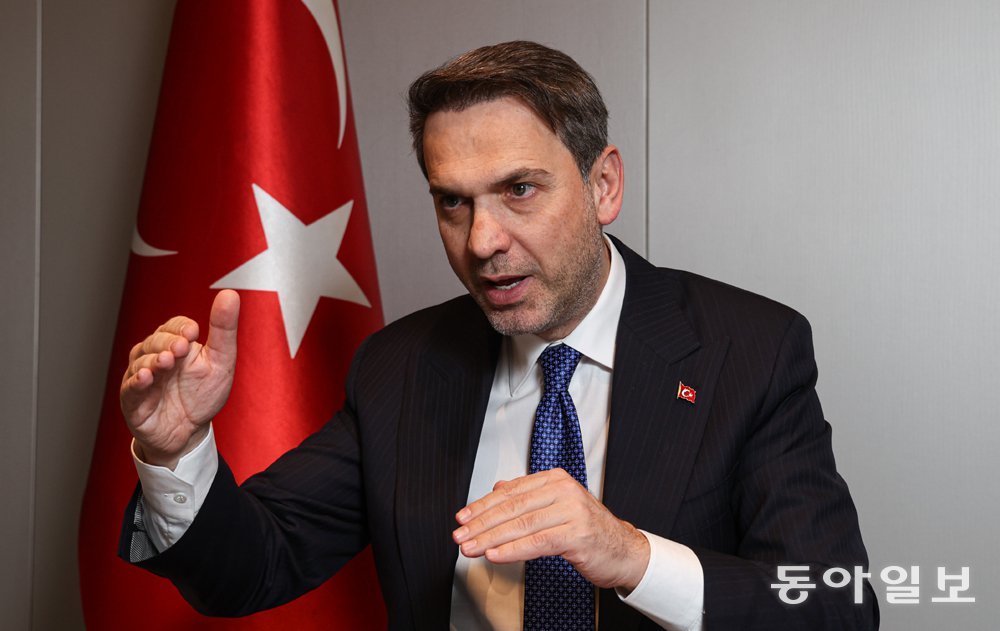 알파슬란 바이락타르 튀르키예 에너지천연자원부 장관이 25일 오후 서울 중구 더플라자호텔에서 동아일보와 인터뷰하고 있다. 이한결 기자 always@donga.com