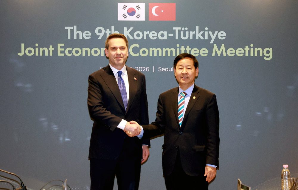 알파르슬란 바이락타르 튀르키예 에너지천연자원부 장관(왼쪽)과 구윤철 경제부총리 겸 재정경제부 장관이 25일 서울 종구 더플라자 호텔에서 열린 ‘제9차 한-튀르키예 경제공동위’에서 악수하며 기념촬영을 하고 있다. 뉴스1