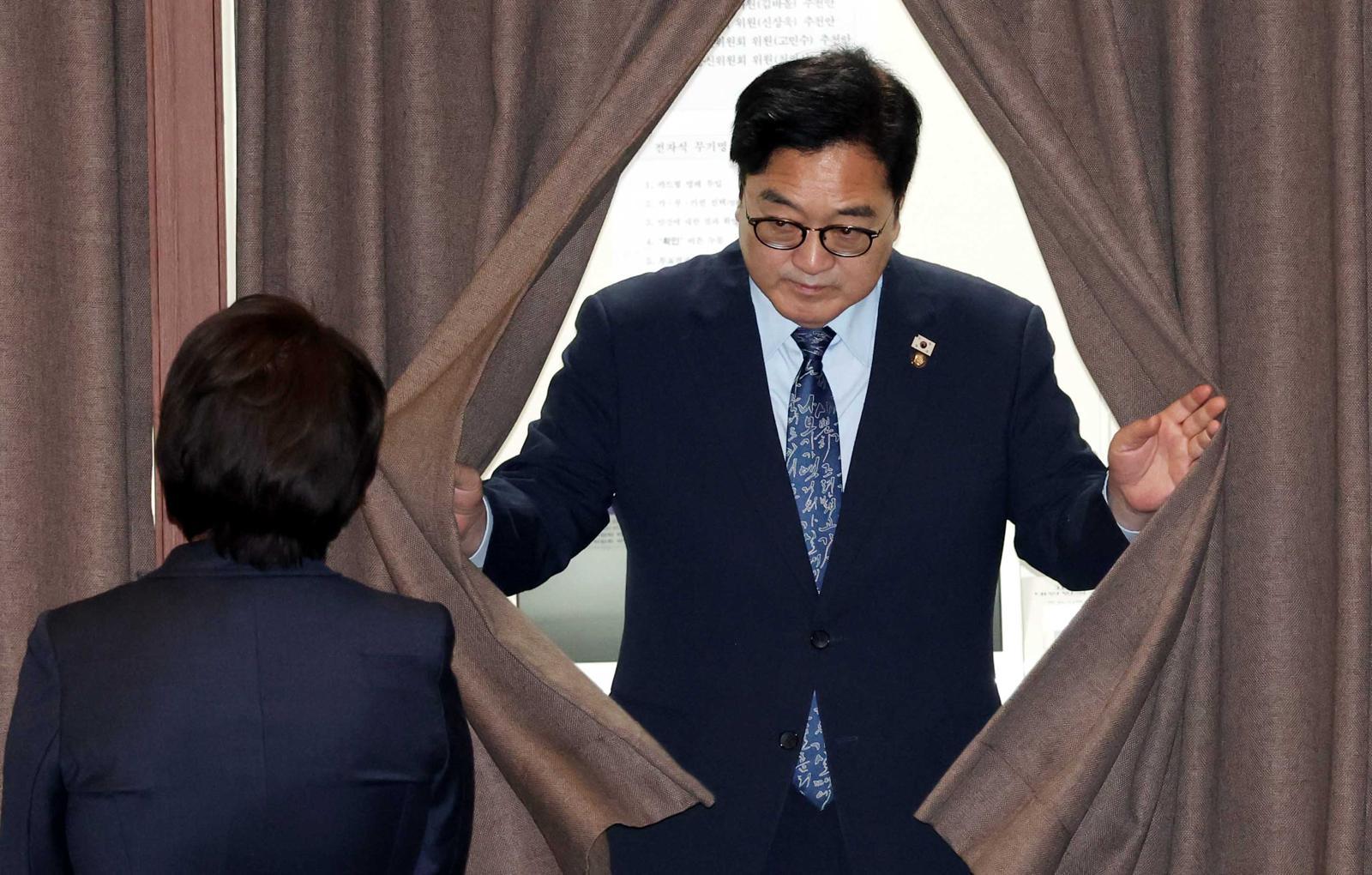 우원식 국회의장이 26일 서울 여의도 국회에서 열린 제432회 국회(임시회) 제8차 본회의에서 방송미디어통신위원회 위원 추천안 등에 대한 무기명 전자투표를 마치고 밖으로 나서고 있다. 2026.02.26 [서울=뉴시스]