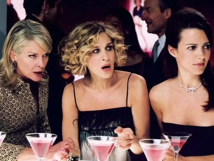 드라마 ‘섹스 앤드 더 시티‘엔 보드카가 들어간 칵테일 ‘코스모폴리탄’이 자주 등장한다. 워너브라더스 제공