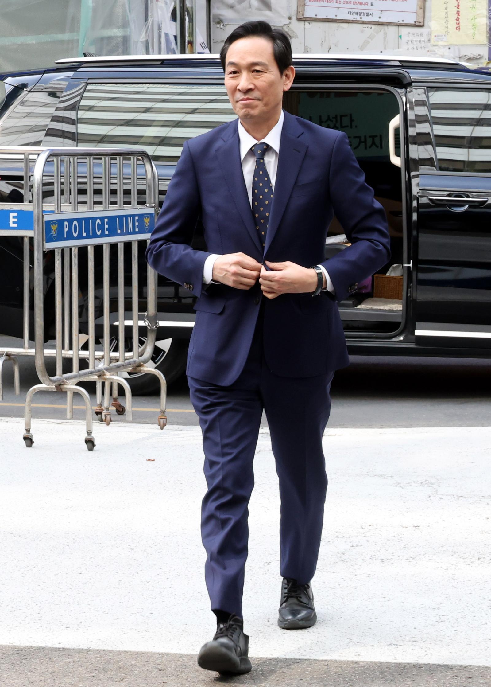 6·3 지방선거 강원도지사에 도전하는 우상호 전 대통령실 정무수석이 23일 오후 서울 영등포구 더불어민주당 당사에서 열린 중앙당공천관리위원회 2차 회의 및 광역단체장 후보자 면접에 참석하고 있다. 뉴시스