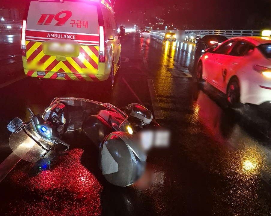 27일 오전 부산 강서구 구포대교에서 빗길에 미끄러진 오토바이를 승용차가 충격하는 사고가 발생해 1명이 숨졌다. 부산경찰청 제공