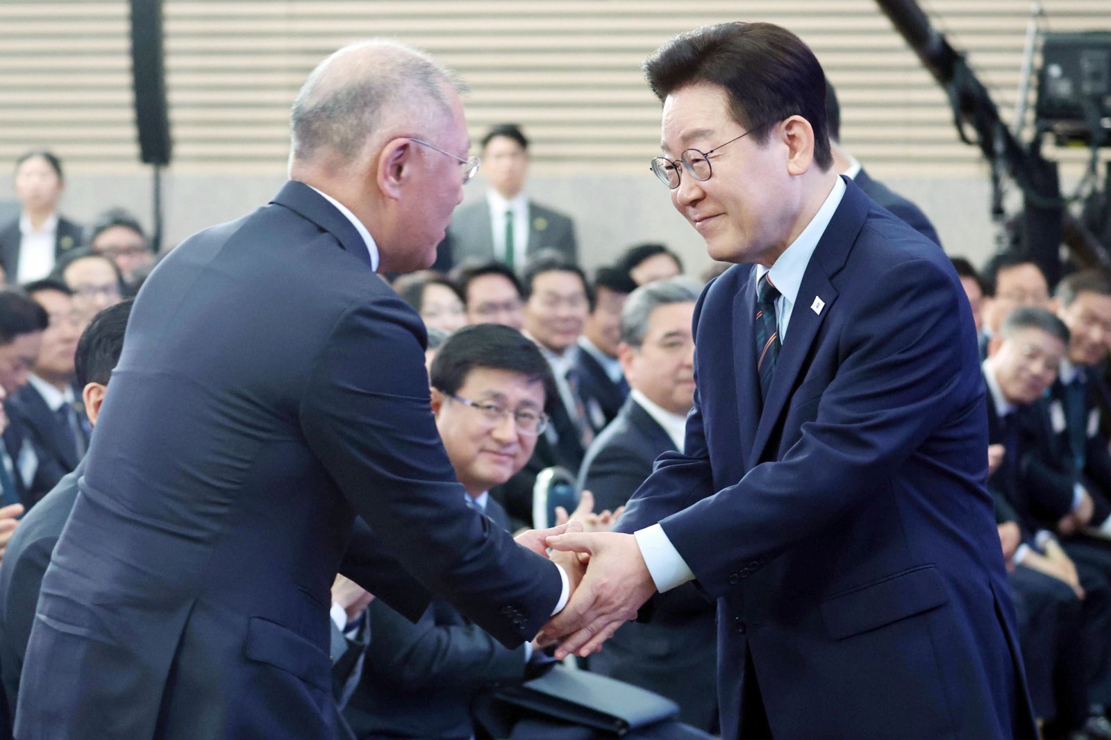 이재명 대통령이 27일 전북 군산 새만금컨벤션센터에서 열린 ‘새만금 로봇·수소·AI시티 투자협약식’에서 축사를 마친 뒤 정의선 현대자동차그룹 회장과 악수하고 있다. 2026.02.27 청와대통신사진기자단/뉴시스