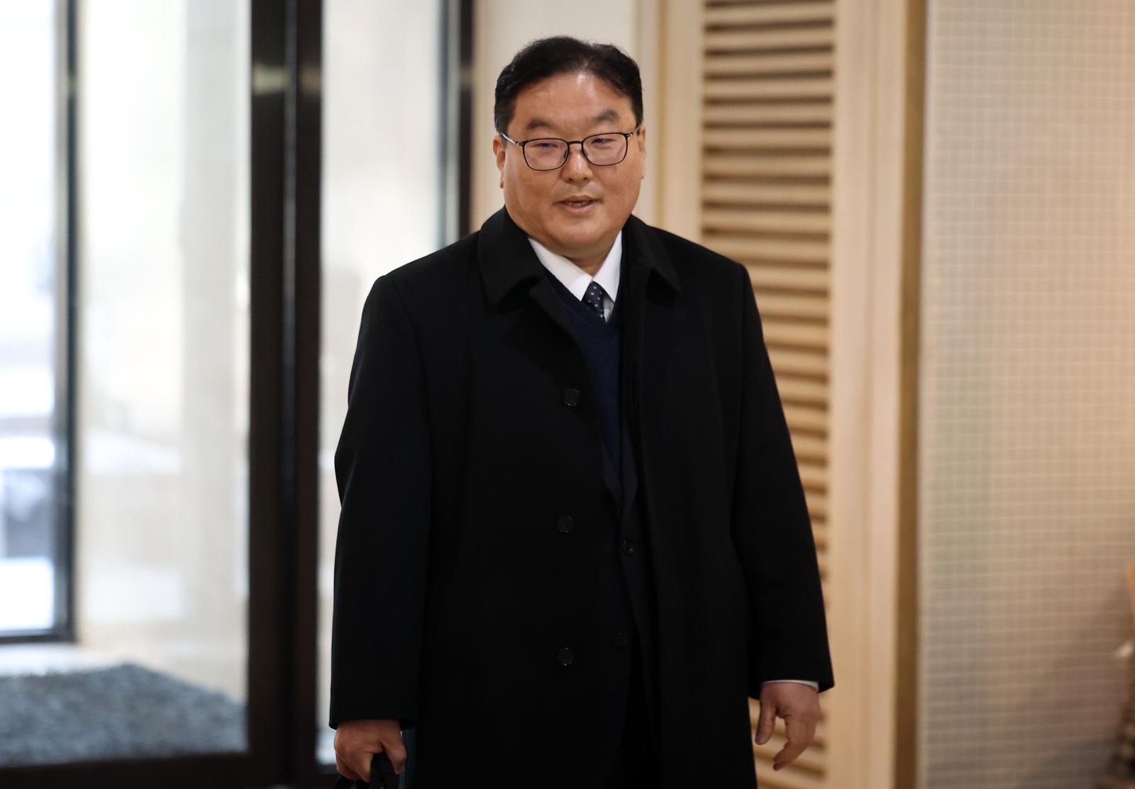 [쿠팡 사건을 무혐의 처분하도록 외압을 행사한 인물로 지목된 엄희준 광주고검 검사가 지난 19일 서울 서초구 관봉권·쿠팡 특검 사무실에서 진행되는 직권남용권리행사방해 혐의 3차 피의자 조사에 출석하고 있다. 뉴시스