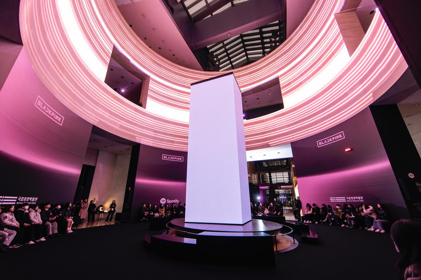블랙핑크 앨범 발매 하루 전인 26일 오후 서울 용산구 국립중앙박물관에서 열린 사전 리스닝 세션. 이날 팬들은 박물관 로비에 있는 광개토대왕릉비 구역에서 화려한 미디어아트와 함께 신곡을 감상했다. YG엔터테인먼트 제공