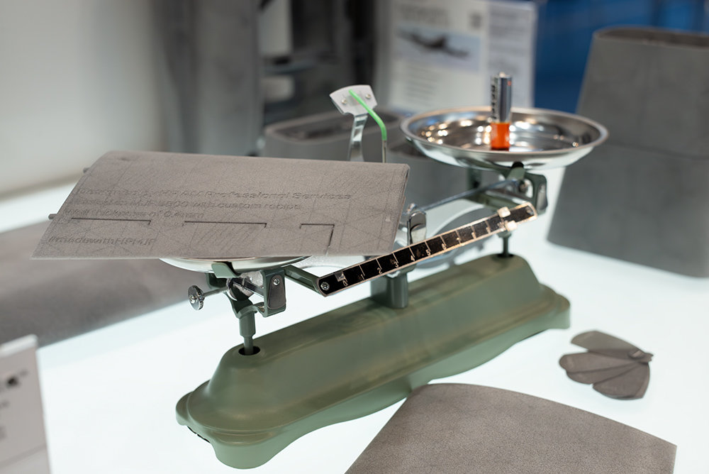 항공기 날개 한 조각이 건전지 하나만큼 가벼운 것을 알 수 있다. 인쇄 두께도 0.5mm~0.8mm로 매우 얇게 만들 수 있다 / 출처=IT동아