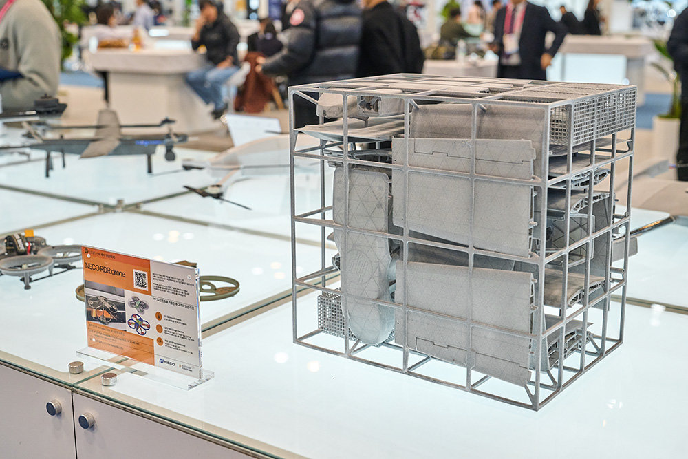 한 번의 인쇄 공정에서 구성과 설계에 따라 여러 대의 소형 드론을 동시에 출력할 수 있으며, 다양한 부품을 최대한 중첩·배치해 인쇄 효율을 높일 수도 있다 / 출처=HP코리아