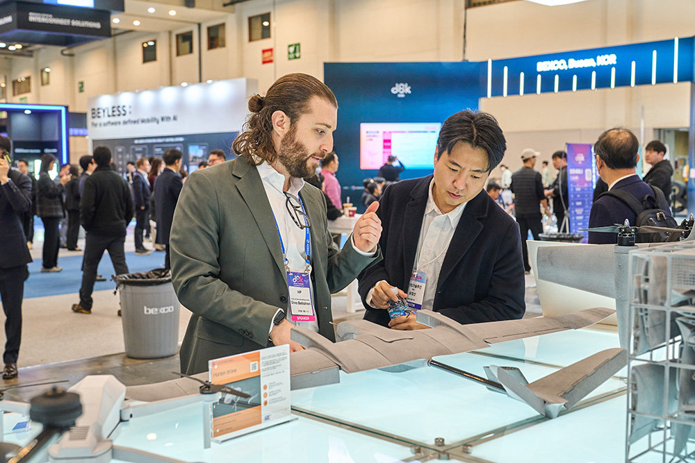 지노 발리스트레리(Gino Balistreri) HP 무인 시스템 총괄과 링크솔루션 담당자가 HP MJF 결과물을 두고 논의 중이다 / 출처=HP코리아