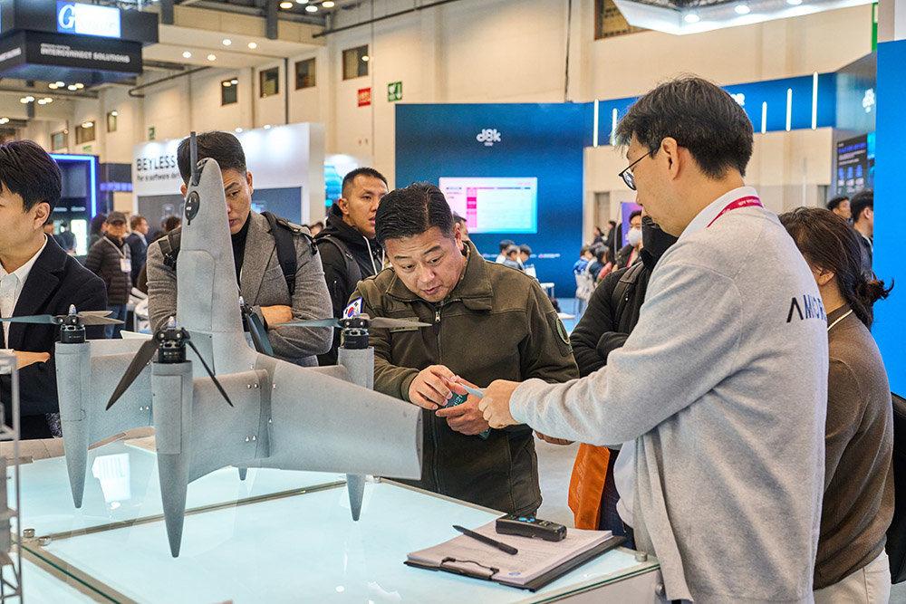 참관객들이 니나노컴퍼니의 수직이착륙 드론을 살펴보고 있다 / 출처=HP코리아