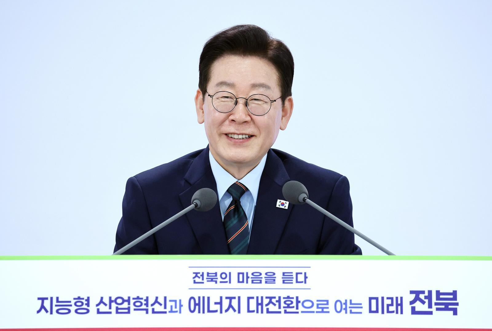 이재명 대통령이 27일 전북 전주시 전북대학교에서 열린 ‘전북의 마음을 듣다’ 타운홀 미팅 간담회에서 발언하고 있다. (청와대통신사진기자단) 2026.02.27 전주=뉴시스