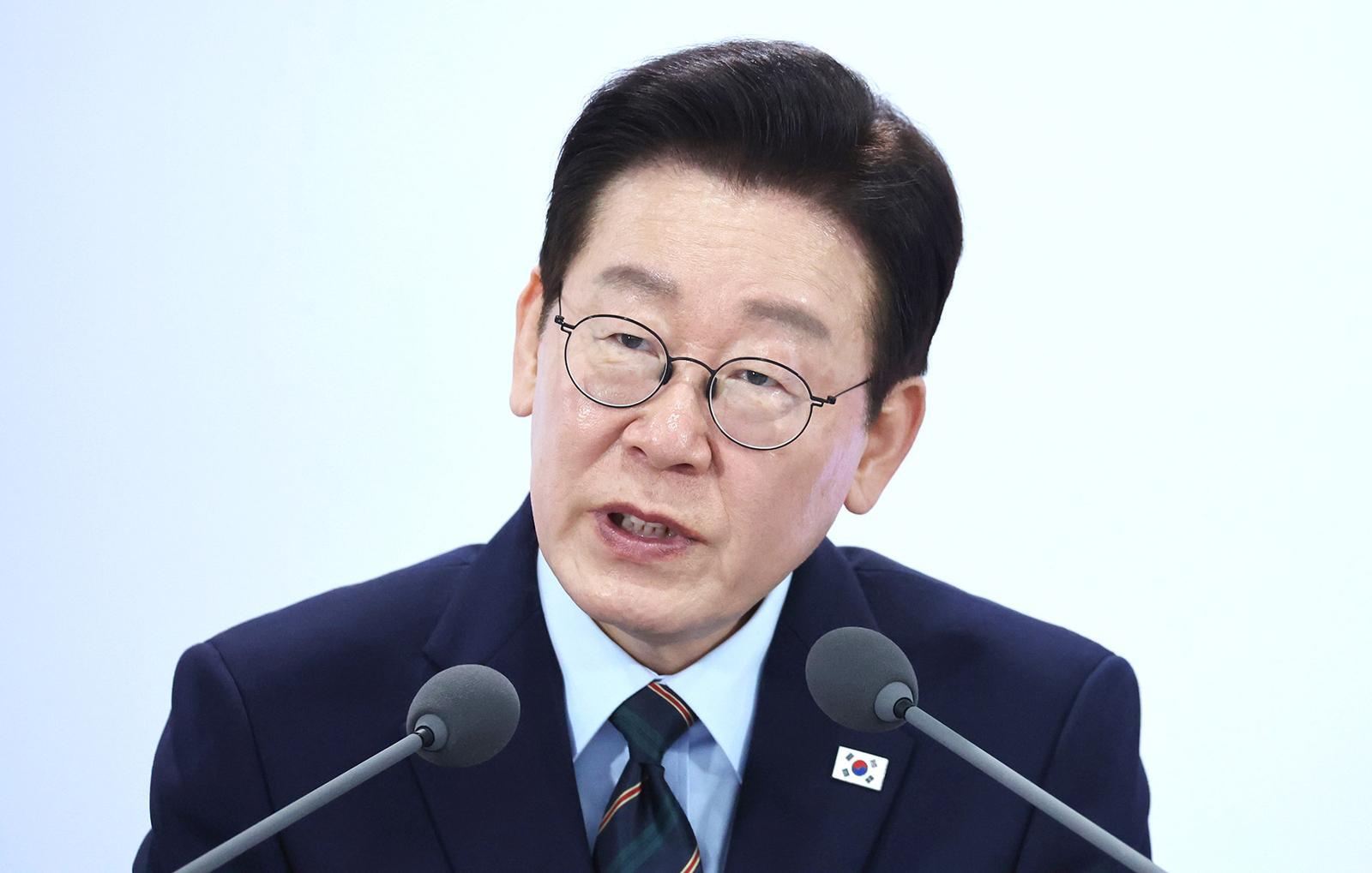 이재명 대통령이 27일 전북 전주시 전북대학교에서 열린 ’전북의 마음을 듣다’ 타운홀미팅 간담회에서 발언을 하고 있다. 2026.2.27 뉴스1