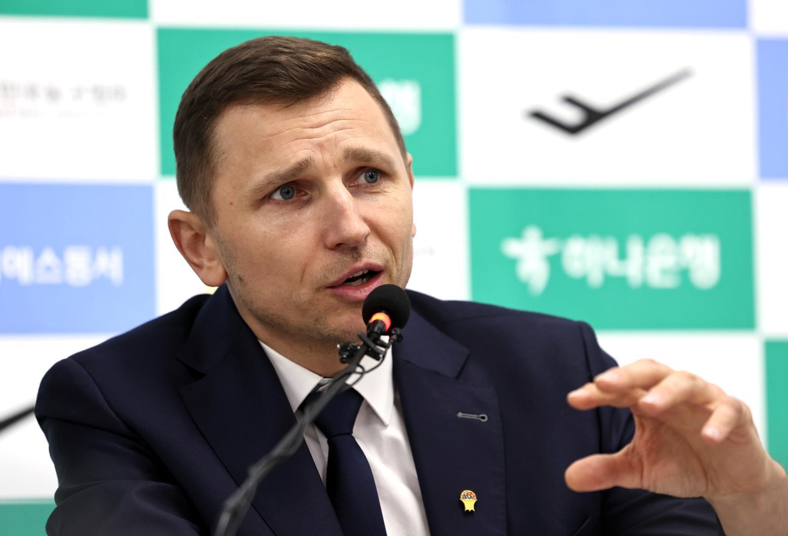 니콜라스 마줄스 남자농구 국가대표팀 감독이 4일 오후 서울 송파구 올림픽회관에서 국가대표 소집명단 발표 배경을 설명하고 있다. 2026.2.4.뉴스1