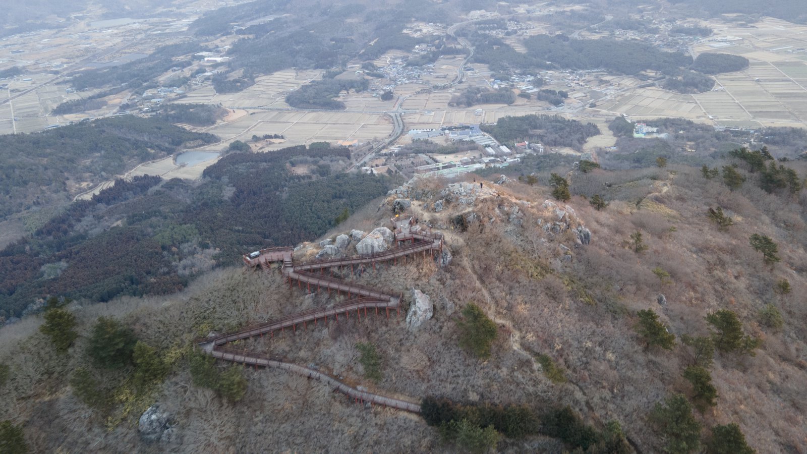 공중에서 바라본 억불산 정상. 장흥평야를 비롯해 장흥군 북쪽이 한눈에 들어온다. 강경록 작가 제공.