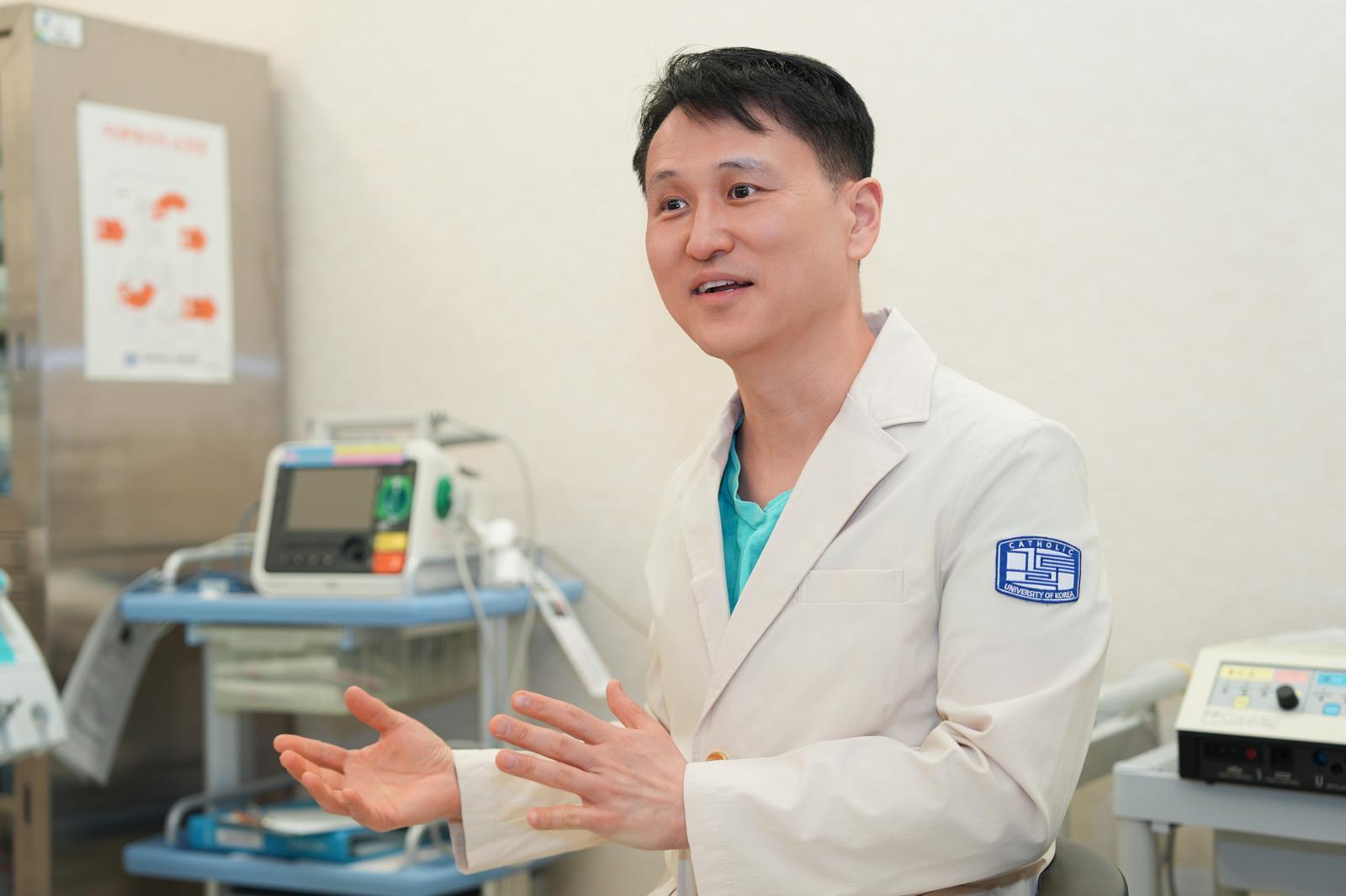 박준범 서울성모병원 치주과 교수는 “나이가 들어도 건강한 치아를 유지할 수 있다. 꾸준한 관리로 치아 상실의 양대 원인인 충치와 잇몸병을 예방하는 게 핵심”이라고 했다. 서울성모병원 제공