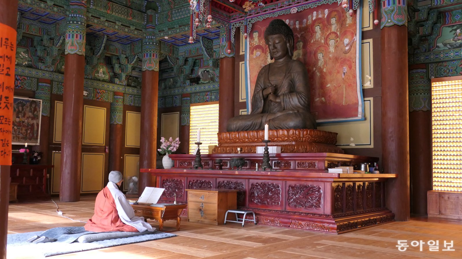 보림사 대적광전에 모신 철조비로자나불좌상 앞에서 한 승려가 독경하고 있다.