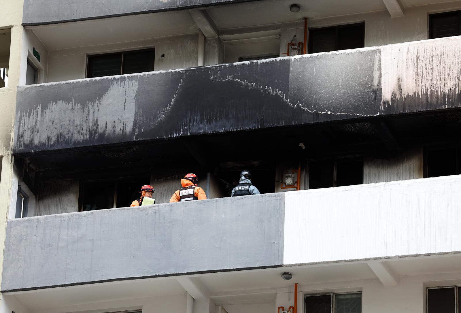 24일 서울 대치동 은마아파트 화재현장으로 화재감식 대원이 들어가고 있다. 2026.02.24. 서울=뉴시스