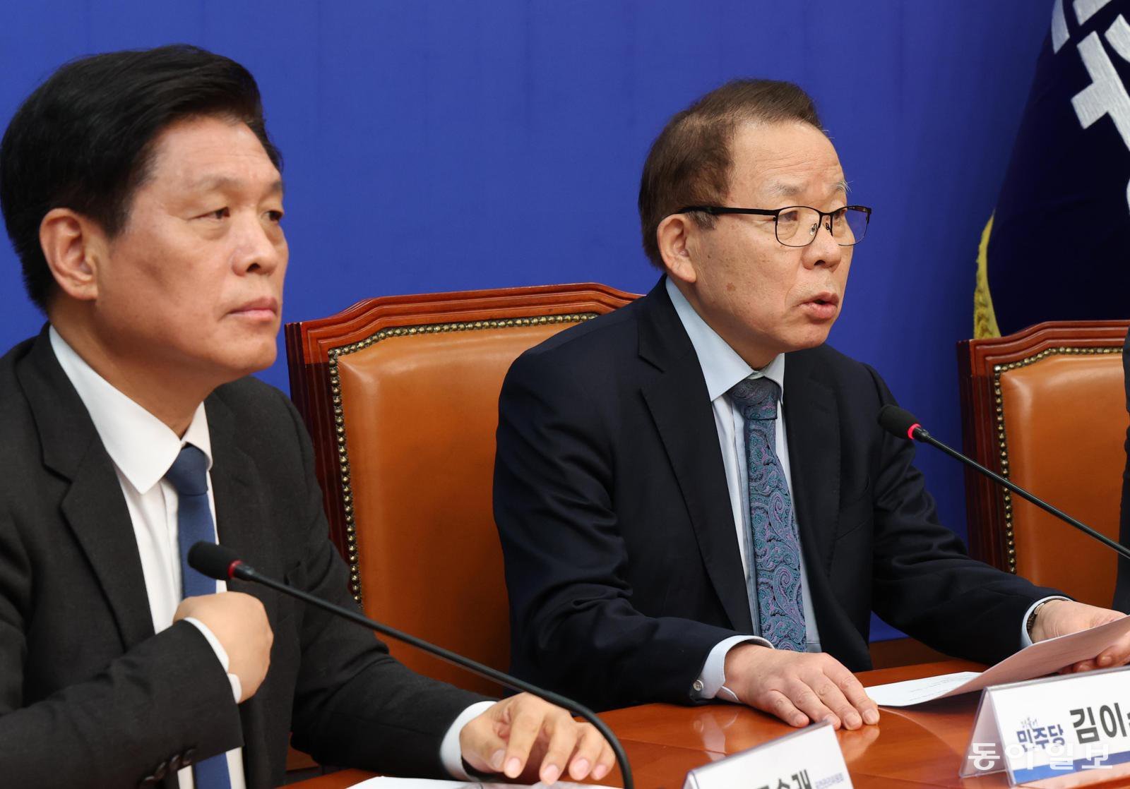 더불어민주당 김이수 공천관리위원장(오른쪽)이 우상호 전 대통령정무수석비서관을 강원도지사 후보로 단수 공천했다. 이훈구 기자 ufo@donga.com