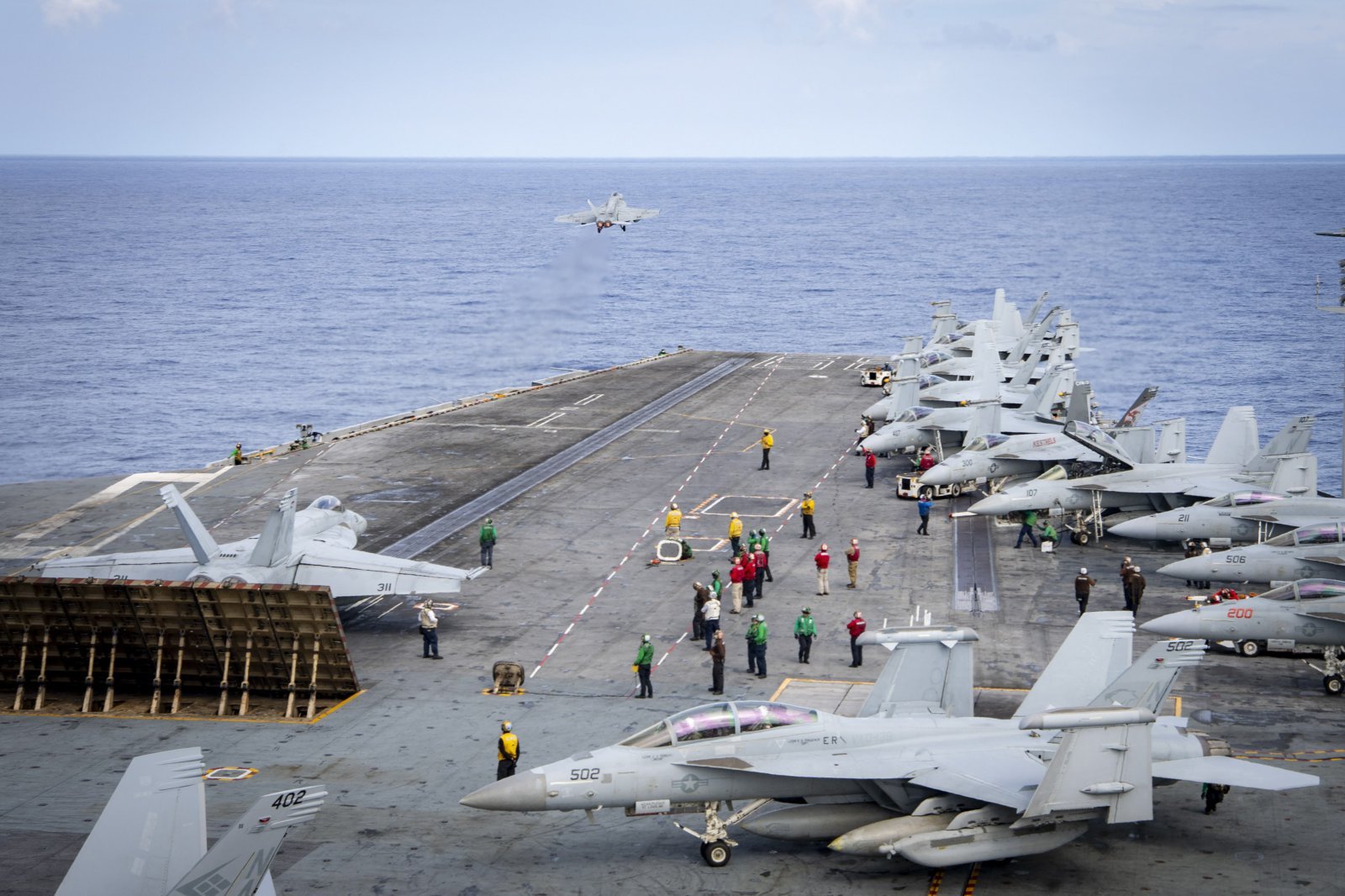신간 ‘미국은 왜 전쟁을 멈추지 못하는가’는 미국 내 정치인 및 연구 기관이 거대한 군산복합체와 금전적 이해관계로 결탁된 탓에 전쟁이 끊이지 않는다고 본다. 사진은 보잉사 제조 전투기들이 남중국해에서 작전 중인 미국 항공모함에서 이륙하는 모습. 사진 출처 미 해군 ‘X’(옛 트위터)