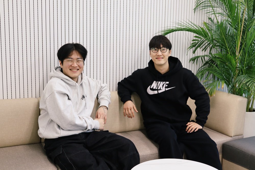 장호원 저스트핀 CEO(오른쪽)와 김명래 저스트핀 CTO(왼쪽) / 출처=IT동아