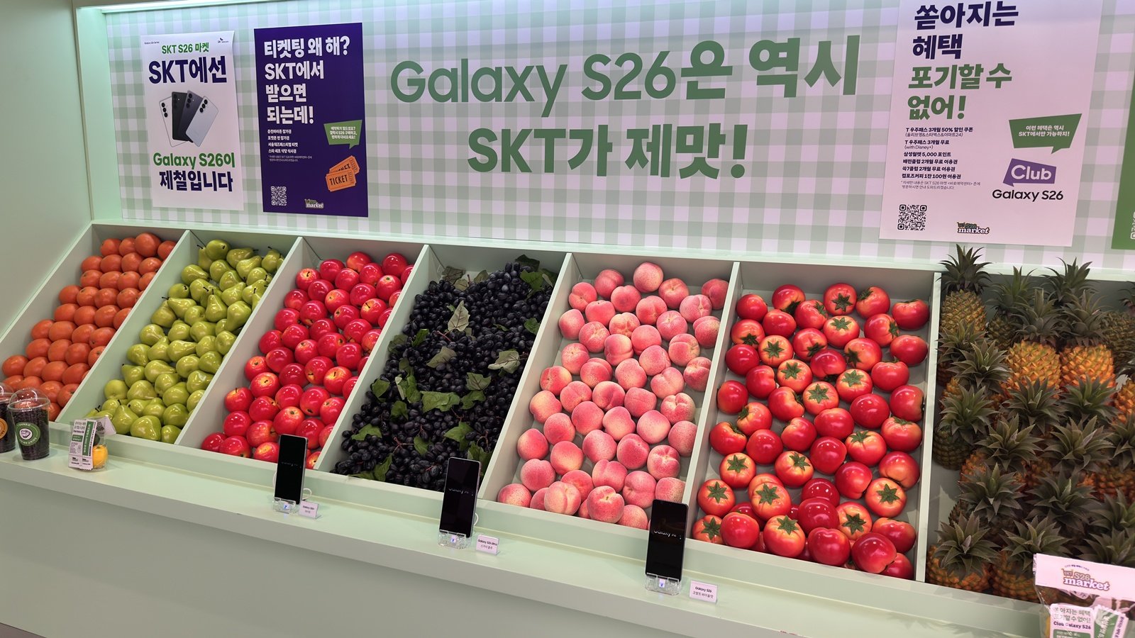 ‘SKT S26 마켓’ 팝업스토어는 최근 MZ세대에게 인기인 ‘제철 코어’ 트렌드를 바탕으로 기획됐다. △신선체험존 △갓생 청과 △펀-피쉬마켓 △푸룻트럭 등 공간에서 SKT의 제철 프로모션 혜택을 체험할 수 있다. 윤우열 기자 cloudancer@donga.com