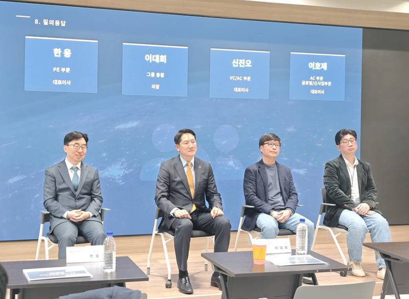 각 부문 대표가 기자들 질의에 답변하고 있다 / 출처=IT동아