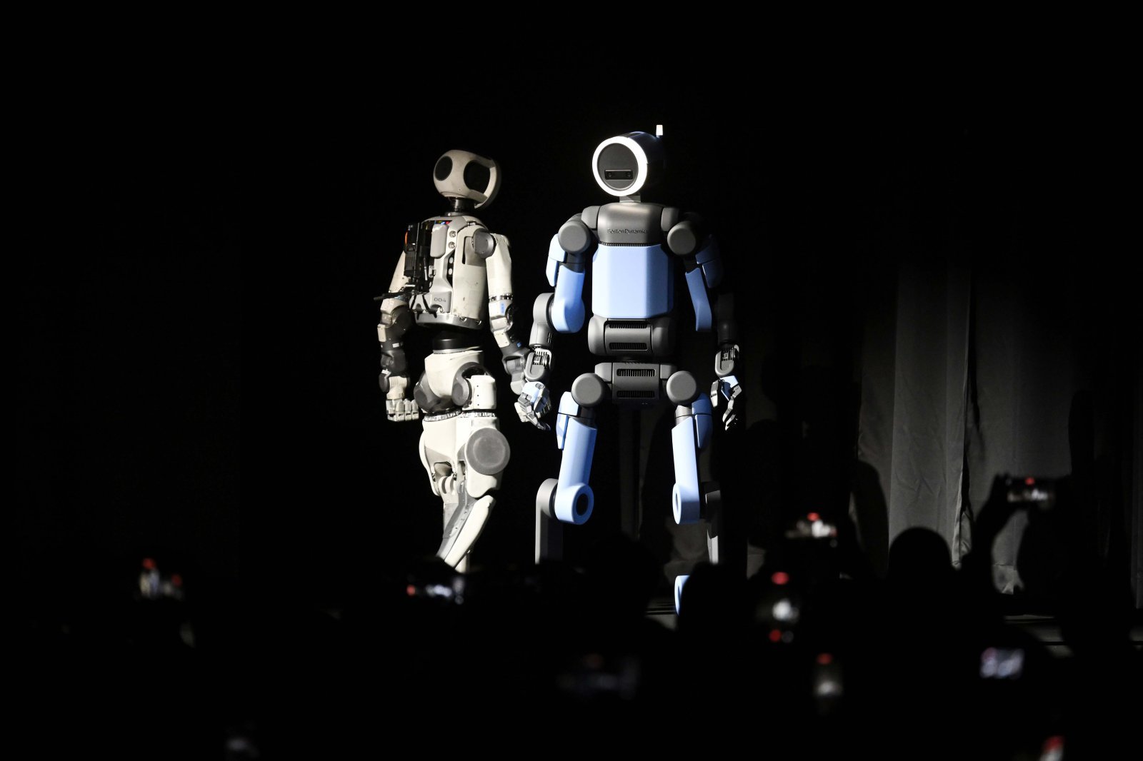 세계 최대 가전·정보기술(IT) 전시회 ‘CES 2026’ 개막을 하루 앞둔 5일(현지시간) 미국 네바다주 라스베이거스 만달레이베이에서 열린 현대차그룹 프레스 컨퍼런스에서 차세대 전동식 아틀라스 시제품(왼쪽)과 아틀라스 개발형 모델이 무대에 공개돼 있다. (공동취재) 2026.1.6 ⓒ 뉴스1