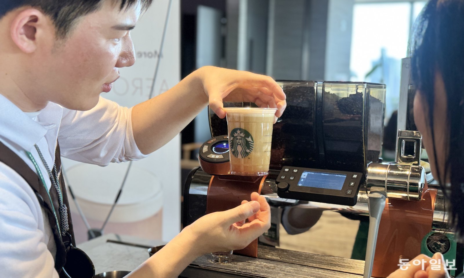 25일 서울 강남구 스타벅스 코리아 지원센터에서 스타벅스 엑설런스센터 파트너가 ‘캐스케이딩’ 원리에 대해 설명하고 있다. 김다연 기자 damong@donga.com