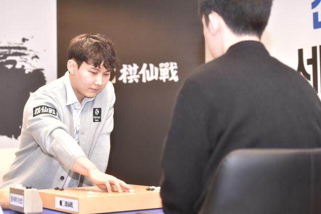 박정환 9단이 27일 서울 중구의 신한은행 본점 15층 특설대국장에서 열린 왕싱하오 9단과 제1회 신한은행 세계 기선전 결승 3번기 최종 3국에서 착수하고 있다. 한국기원 제공