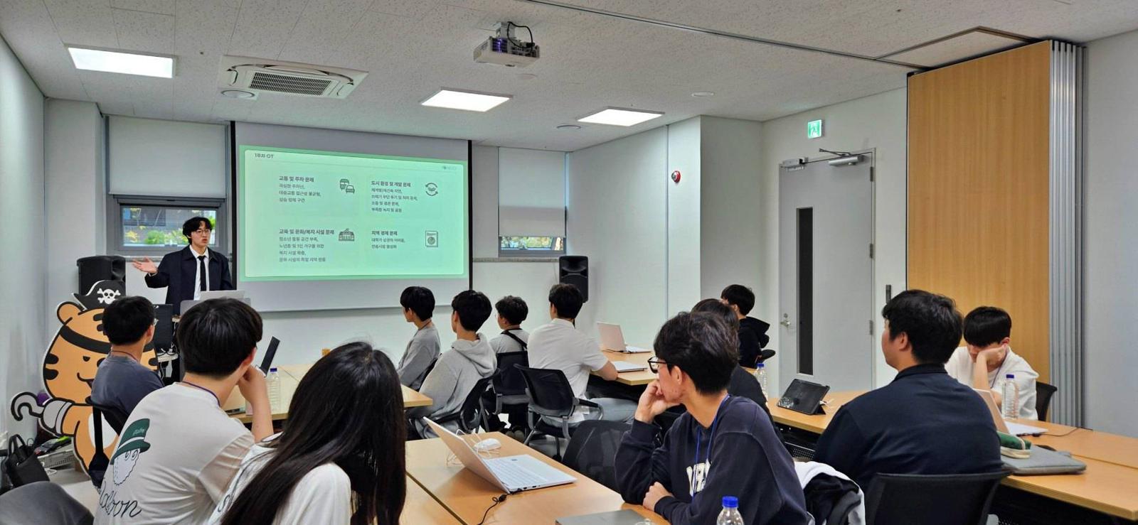 고려대학교에서 청소년 대상 AI·코딩 수업을 진행하는 강태환 대표 / 출처=악어에듀