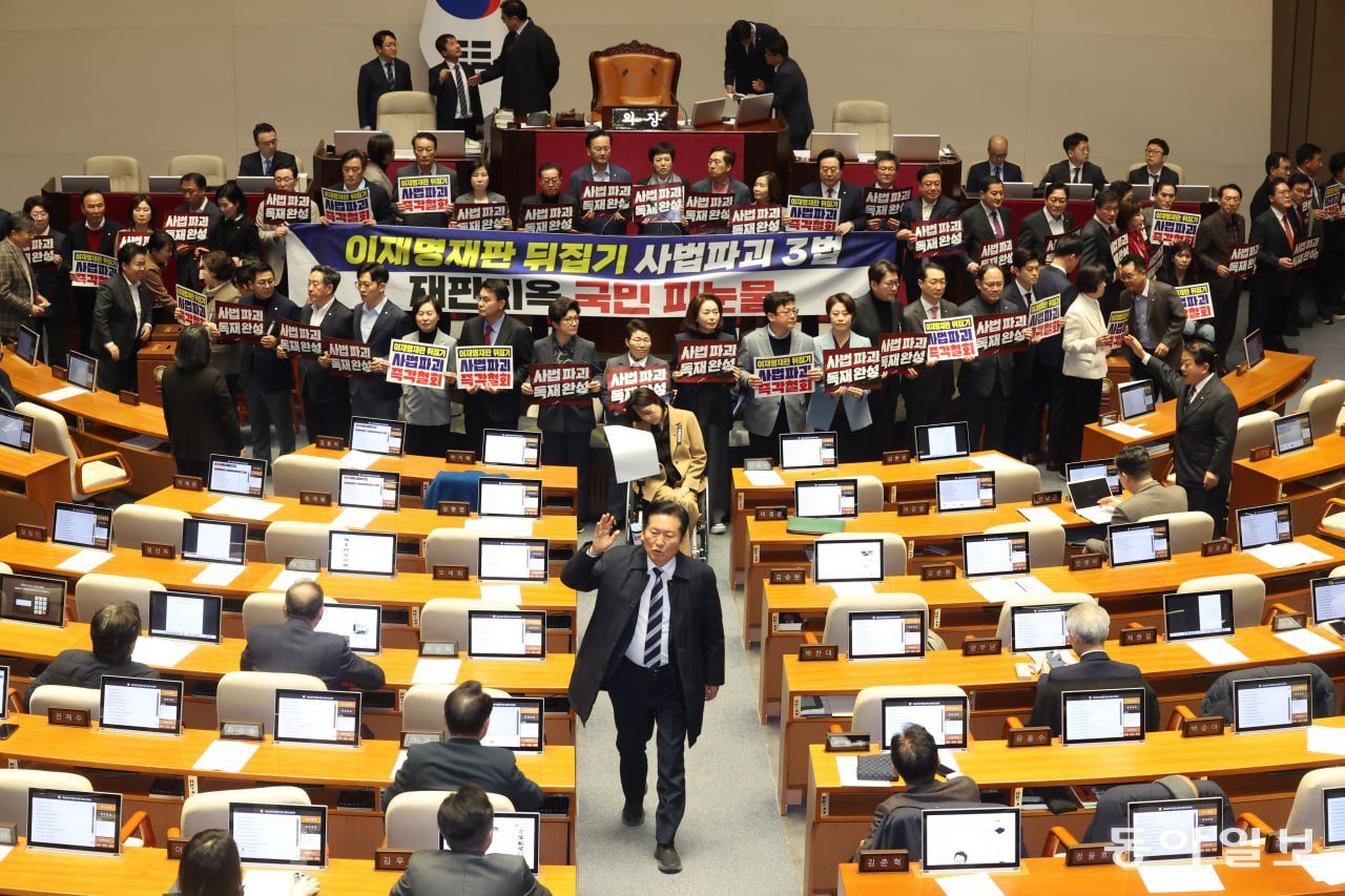 27일 더불어민주당 주도로 ‘재판소원제’(헌법재판소법 개정안) 법안에 대한 표결이 국회 본회의장에서 진행되는 가운데 민주당 정청래 대표가 투표를 하기 위해 투표장소로 이동하고 있다. 이날 재판소원제법은 재석 의원 225명 중 찬성 162명, 반대 63명으로 가결됐다. 장승윤 기자 tomato99@donga.com