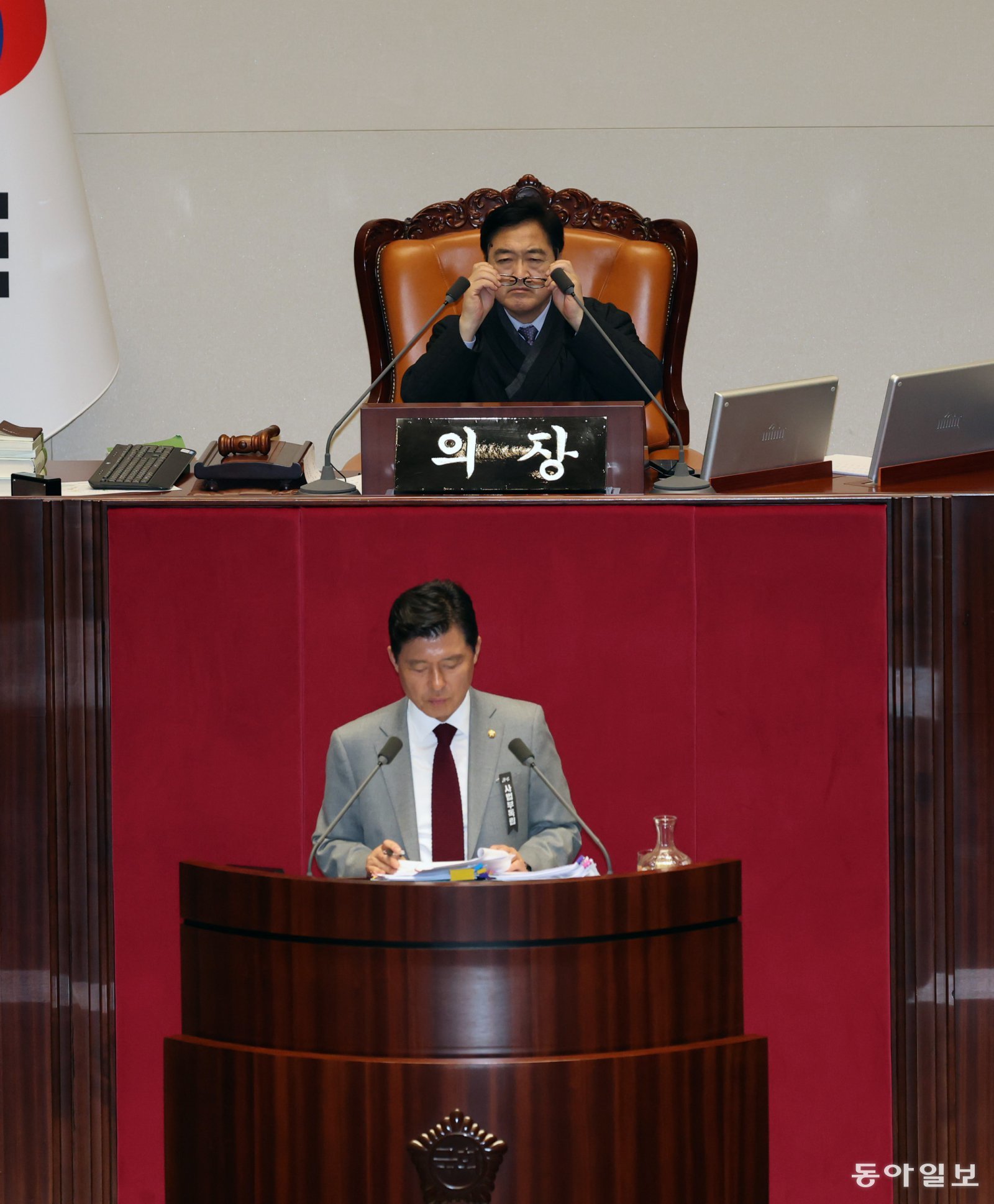 ‘7박 8일’ 필리버스터 4일째… 피곤한 국회의장
‘7박 8일’ 필리버스터 4일 차를 맞은 27일 오후 국회 본회의장에서 우원식 국회의장이 국민의힘 구자근 의원의 필리버스터(무제한 토론) 도중 안경을 고쳐 쓰고 있다. 
장승윤 기자 tomato99@donga.com